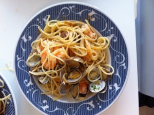 spaghetti con vongole, bottarga e mazzancolle aromatizzate al lime