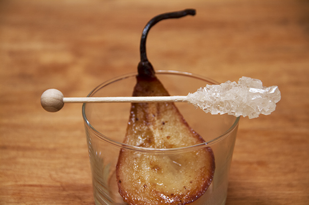 pere al forno nel bicchiere con bastoncino di zucchero cristallizzato