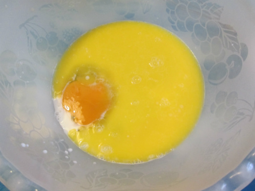 versate in una ciotola l’uovo, il latte e la margarina.