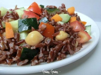 insalata di riso rosso ermes con ceci e verdure