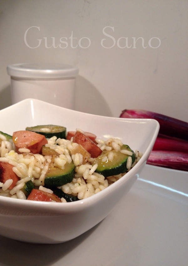 riso bianco con wurstel e zucchine