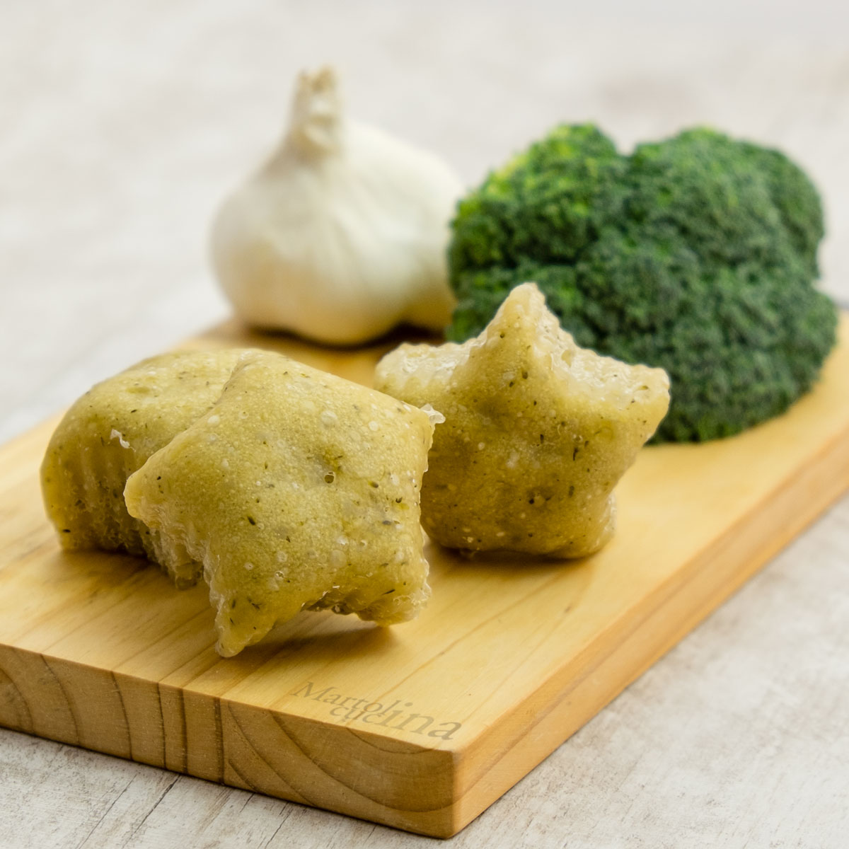 Bocconcini di pane broccoli acciughe aglio
