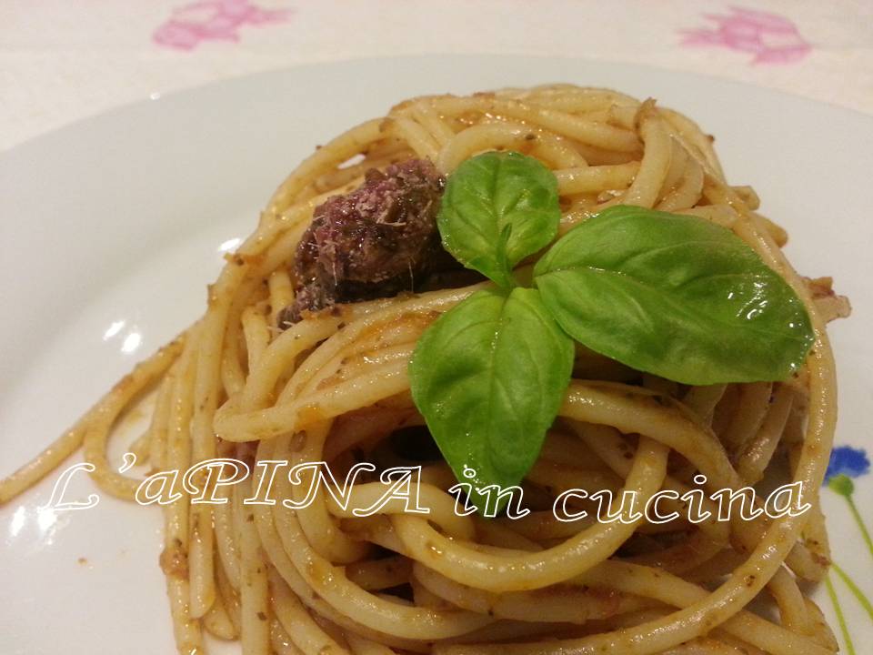 Spaghetti al pesto di pomodori secchi, olive e alici