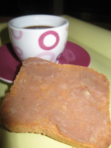 Crema di castagne spalmata su fetta biscottata con un buon caffè