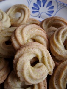 Paste di meliga - Biscotti con farina di mais su piatto Colì