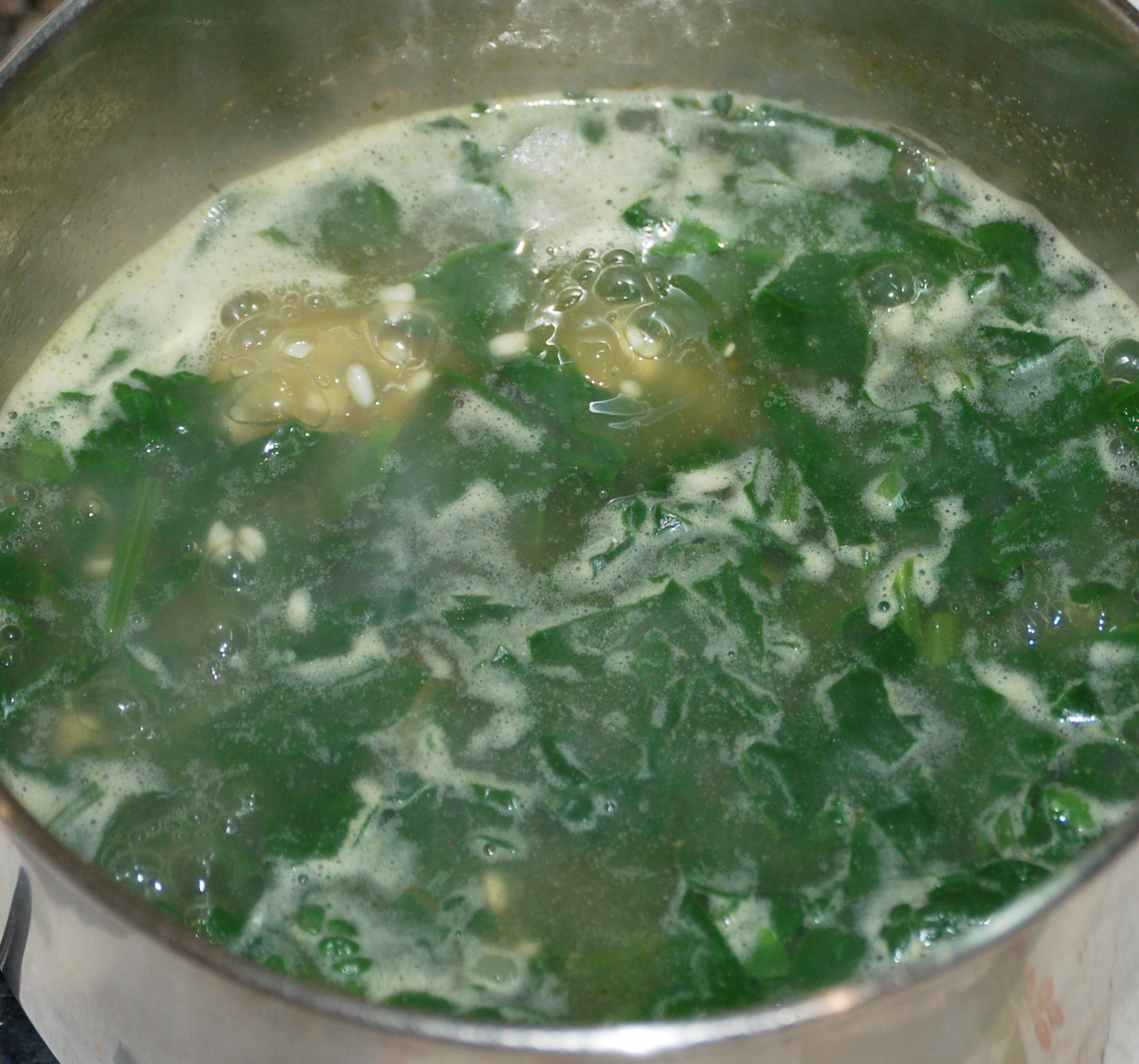 Preparazione della minestra di riso con spinaci freschi