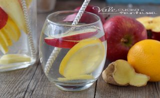 ACQUA DETOX ricetta per depurarsi con mela limone e zenzero