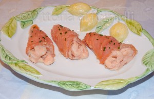 involtini di salmone affumicato con gamberetti in salsa rosa