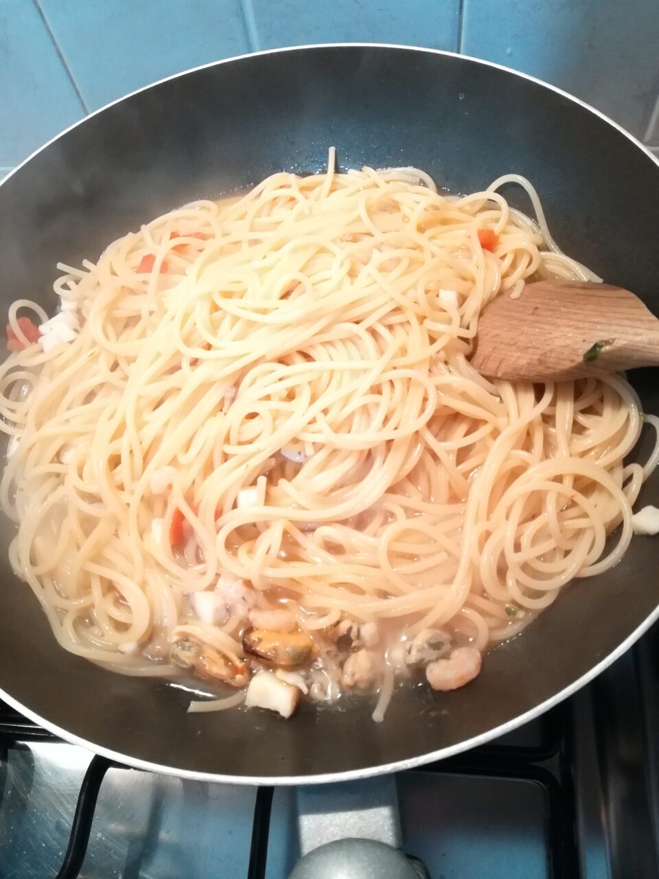 spaghetti mentre vengono risottati