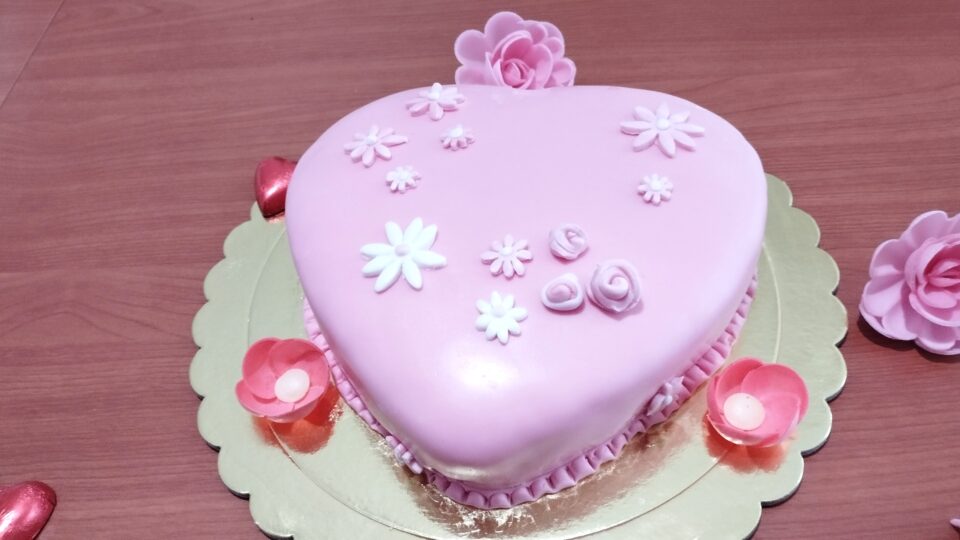 torta a cuore rosa