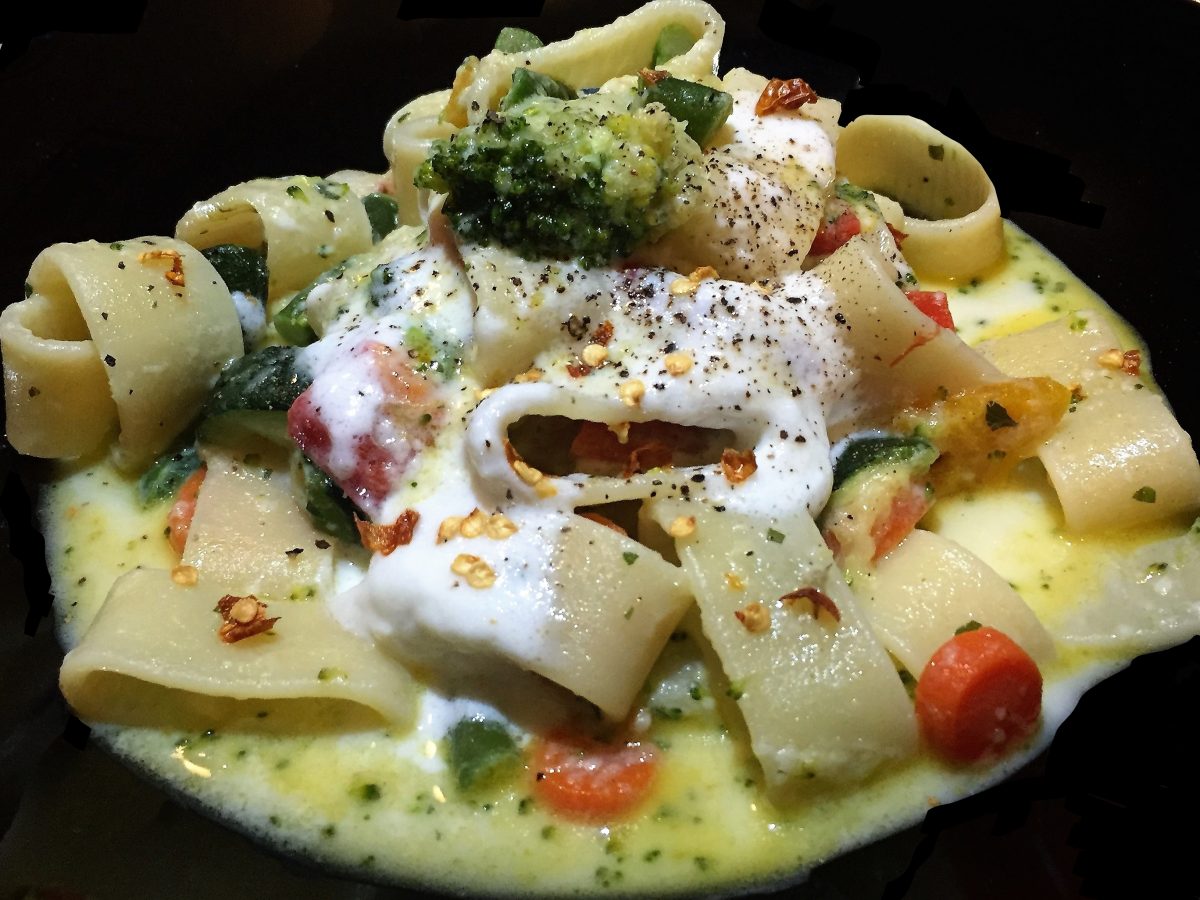 calamarata con giardiniera di verdure e crema di burratina alla ricotta