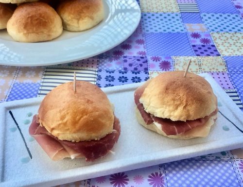 I panini al latte per buffet da farcire sia dolci che salati – la ricetta per farli a casa.