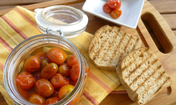 Conserva di pomodorini interi al basilico | Ricetta facile e veloce per conservare i pomodorini | Solo 4 ingredienti