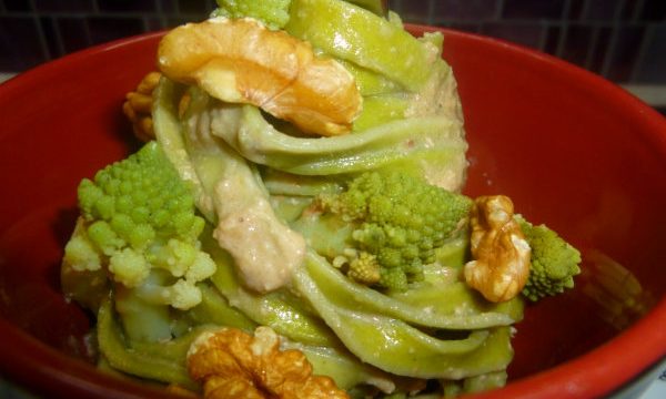 Tagliatelle verdi con salsa di noci e broccolo romanesco