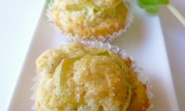 Mini muffin vegan con bucce di mela verde e basilico
