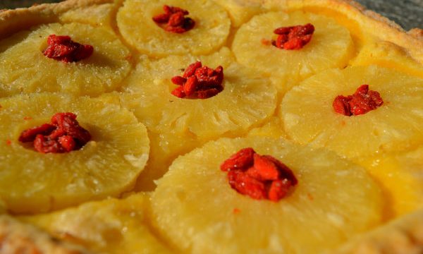 Crostata semplice con ananas e bacche di Goji
