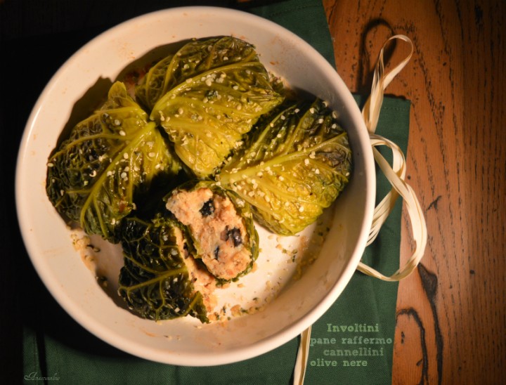 Involtini di verza con pane raffermo, cannellini e olive nere