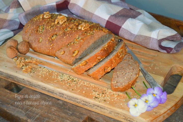 pane di segale e noci ai semi di canapa alpina