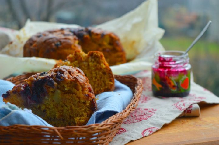 Torta di mele S.anna con sprenuta d'arancia e mirtilli sciroppati