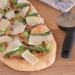 Pizza croccante con speck asparagi e petali di grana