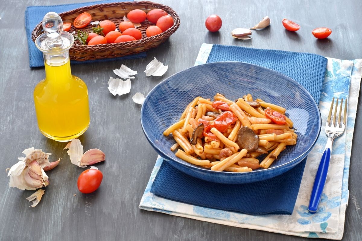 Pasta con funghi e guanciale