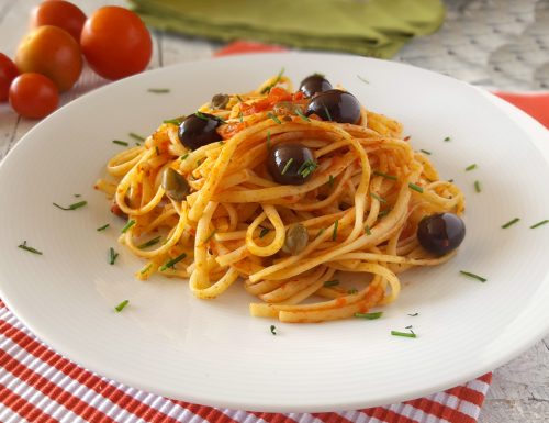 Linguine alla marinara con olive e capperi primo piatto veloce