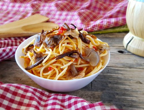 Spaghetti con funghi chiodini e pomodorini