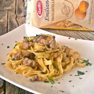 tagliatelle cremose funghi e salsiccia