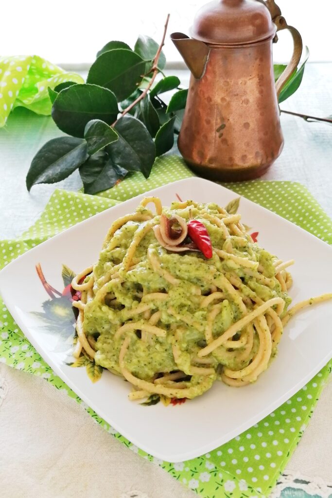 spaghetti con crema di broccoli burrata e alici