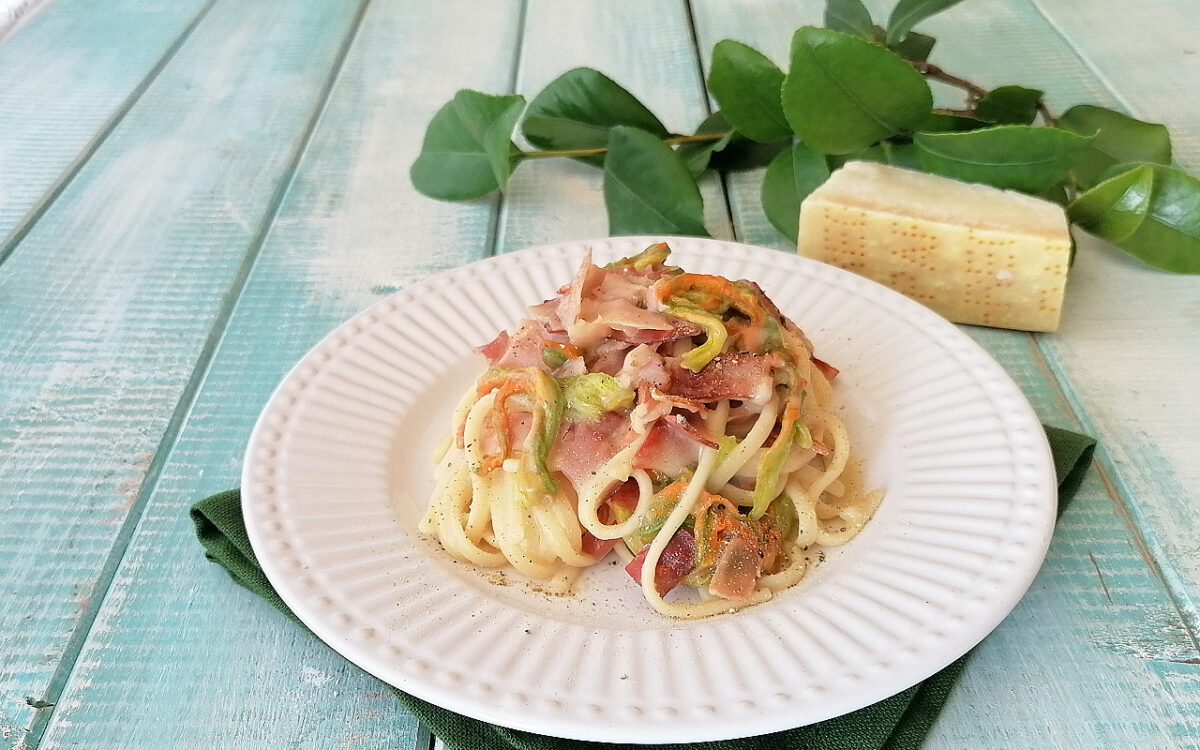 SPAGHETTI CREMA DI PARMIGIANO SPECK E FIORI DI ZUCCA
