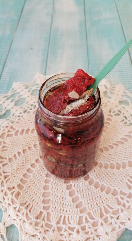 pomodori secchi sott'olio acciughe e peperoncino