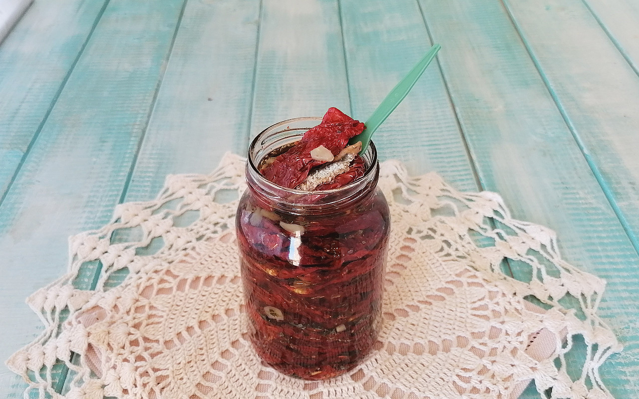 pomodori secchi sott'olio acciughe e peperoncino