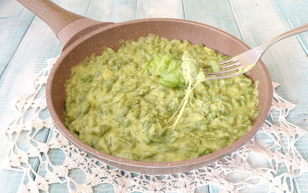 pasta con zucchine cipolle e scamorza affumicata