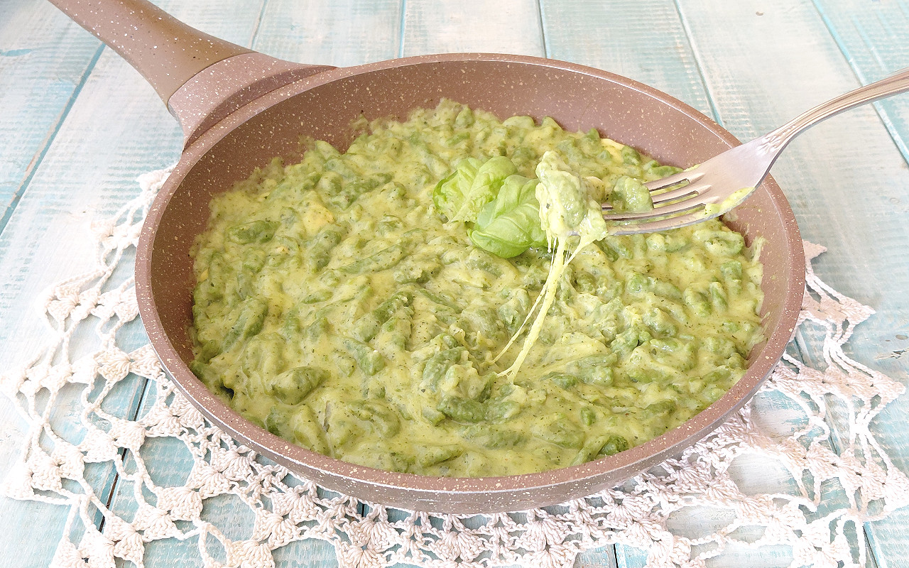 SPATZLE CON ZUCCHINE CIPOLLE E SCAMORZA AFFUMICATA
