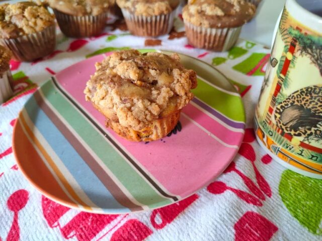 Muffin marmorizzati con pesca e un tocco di specie