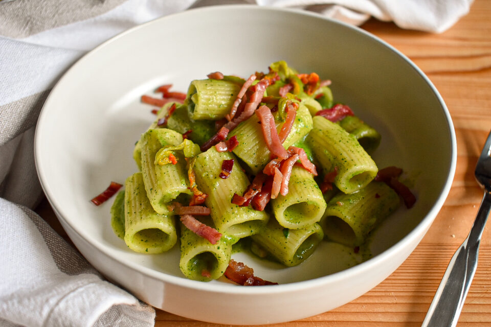 Pasta con crema di zucchine, fiori di zucca e speck - Alè si mangia!