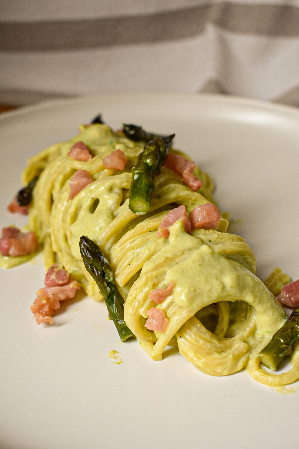 Pasta con crema di asparagi e pancetta 