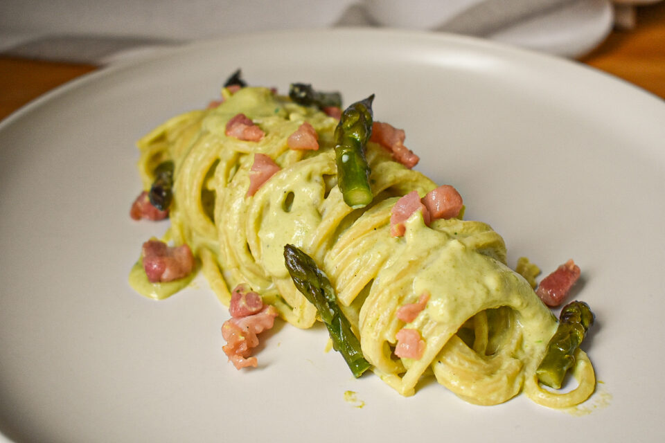 Pasta con crema di asparagi e pancetta