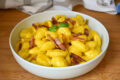 Gnocchi con robiola zafferano e speck