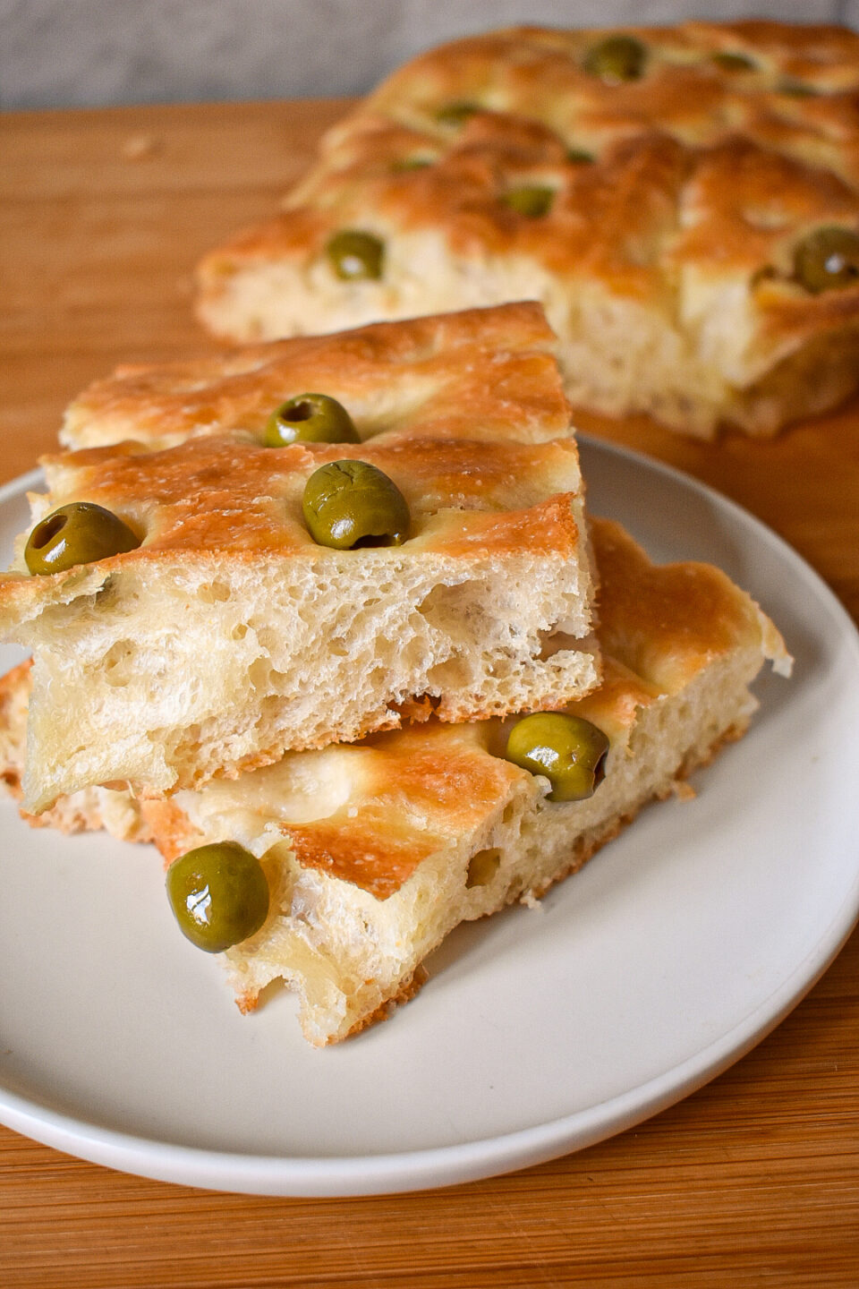 Focaccia alta e soffice alle olive 