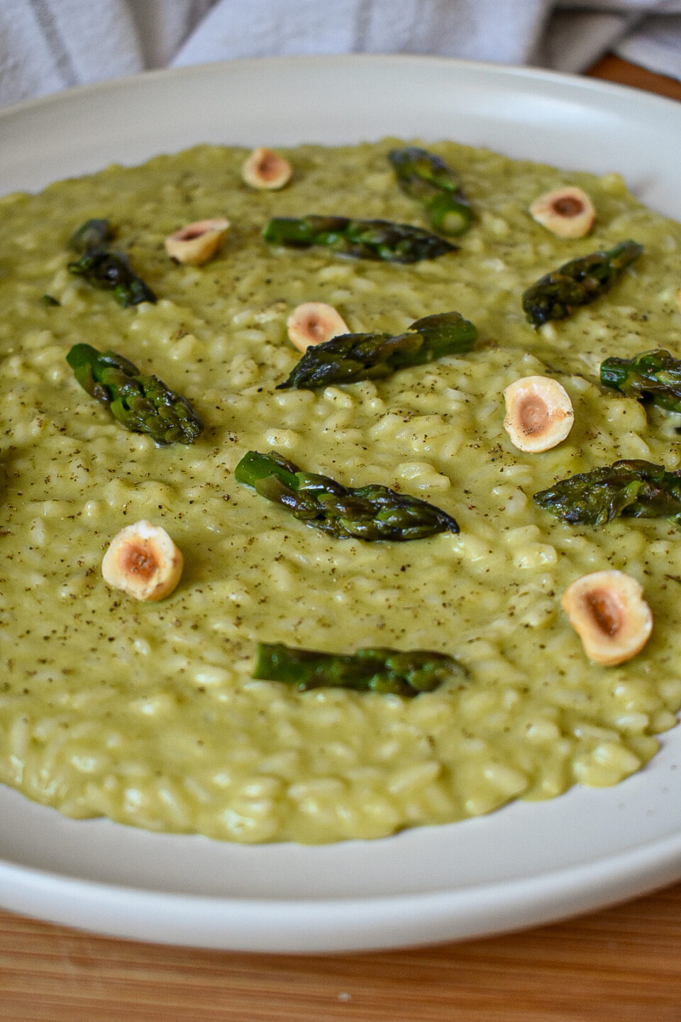 Risotto cremoso asparagi, caprino e nocciole 