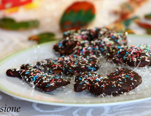 biscotti pasquali decorati con glassa al cioccolato