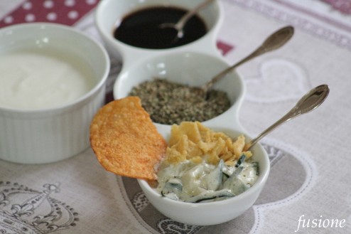 antipasto con cetrioli e yogurt greco