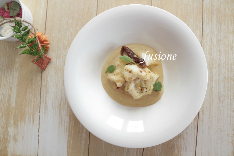 baccalà con pomodori secchi su crema di fagioli cannellini