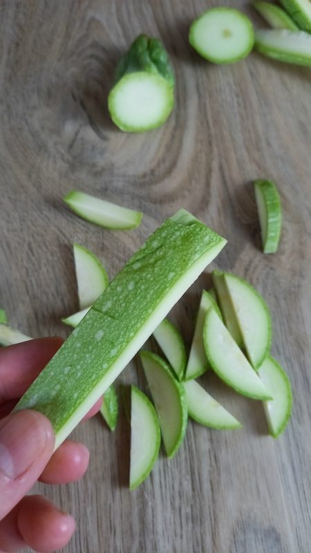 tagliare la zucchina a bastoncini