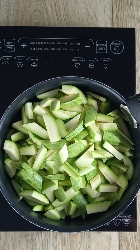 mettere le zucchine tagliate in padella