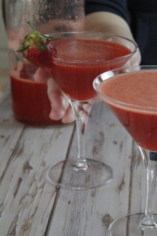 servire il cocktail alle fragole e gin