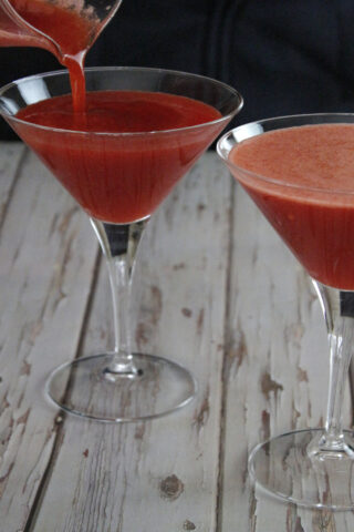 servire il cocktail alle fragole e gin