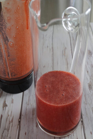 purea di fragole nella caraffa 