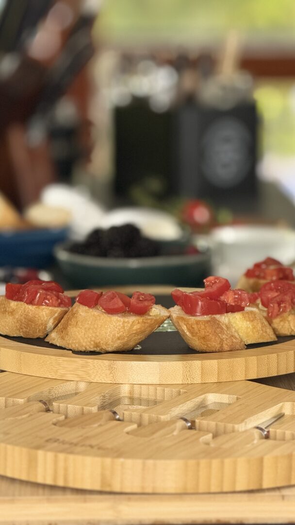bruschette ai pomodorini per tagliare aperitivo